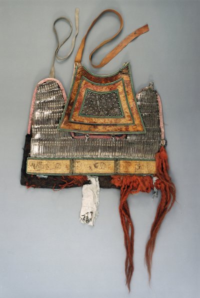 Pferderüstungs-Kopfstück aus quadratischen Platten mit pfeilförmiger Platte und offenen Rollwerkplatten von Tibetan School